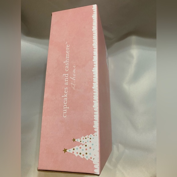 Cupcakes & cashmere Christmas decor - Picture 2 of 4